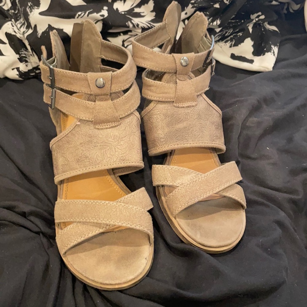 •Heel booties